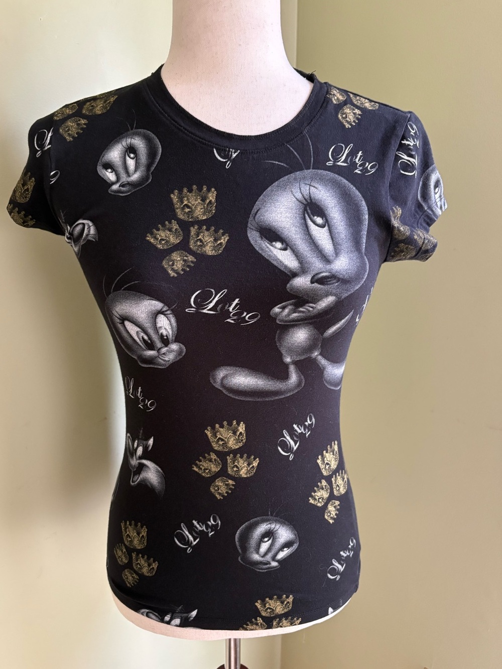 Lot 29 Looney Tunes Tweety/ Sylvester Graphic Tee. Black w/white and gold. M